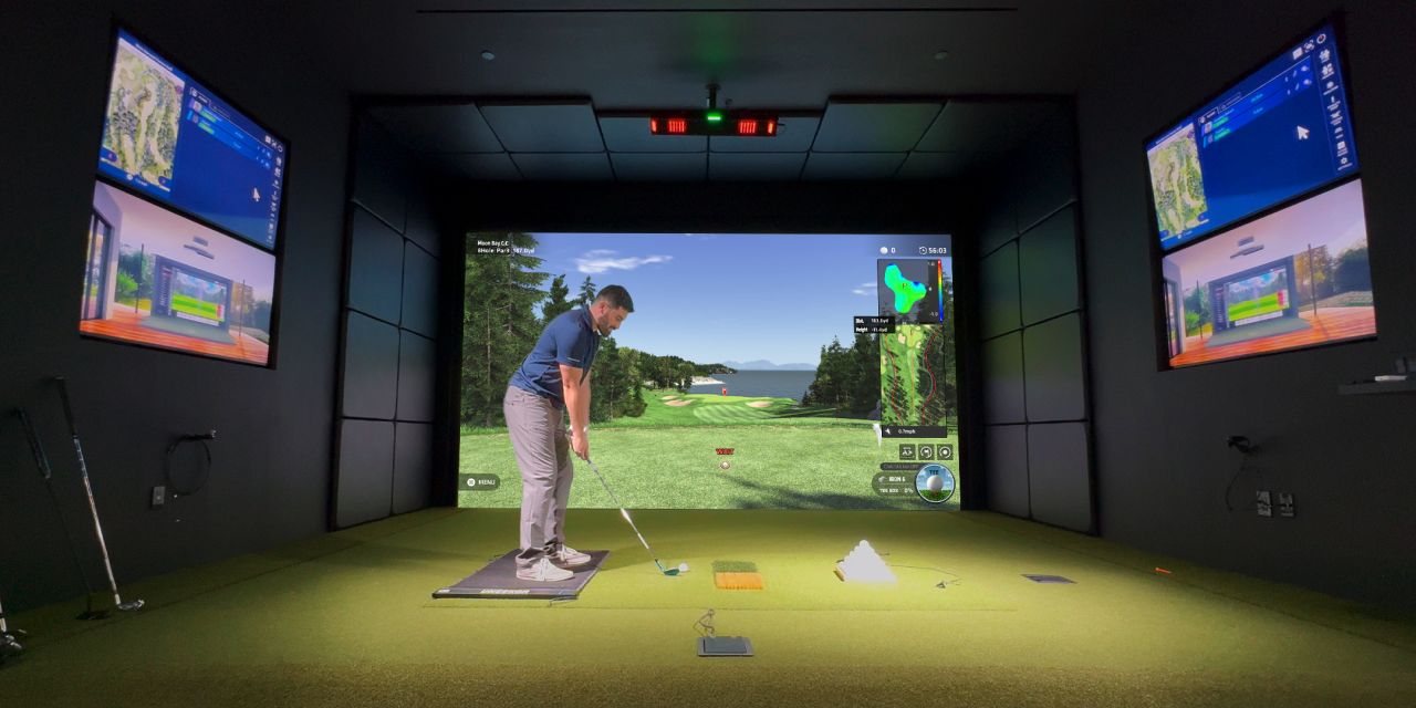 golfer in simulator with the latest technology